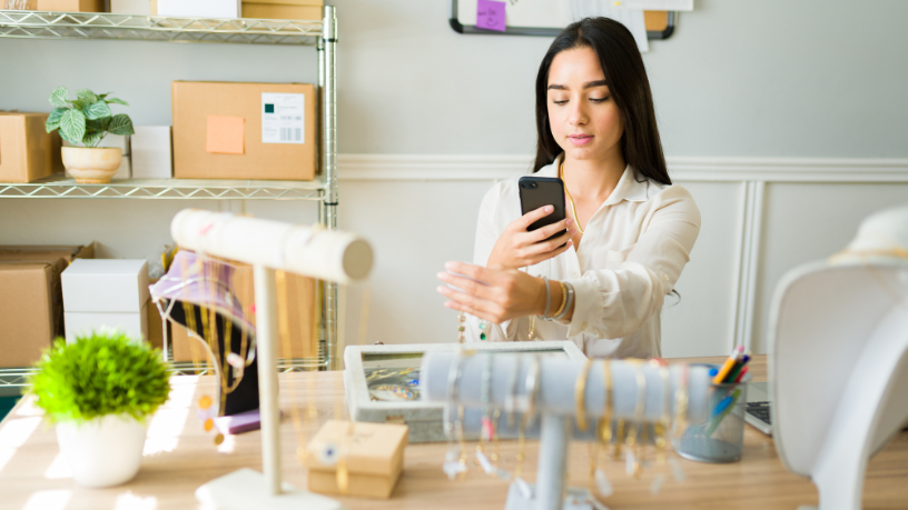 Cristiane Ruon dos Santos apresenta a evolução da moda e as tendências que marcaram diferentes épocas.