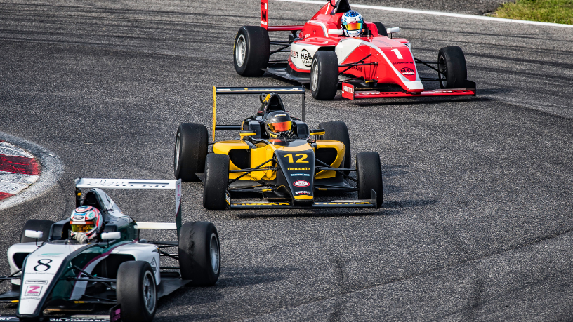 Diego Borges explora como a tecnologia redefine o desempenho e a eficiência dos carros no WEC, unindo inovação e velocidade.