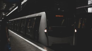 Trem do metrô na estação República, em Brasília, em uma plataforma pouco iluminada
