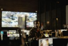 Equipe monitora telas em uma moderna central integrada de operações.