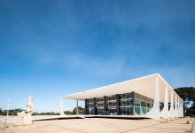 Vista externa do edifício do Supremo Tribunal Federal, em Brasília, sob céu azul.