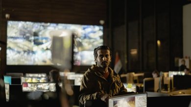 Equipe monitora telas em uma moderna central integrada de operações.